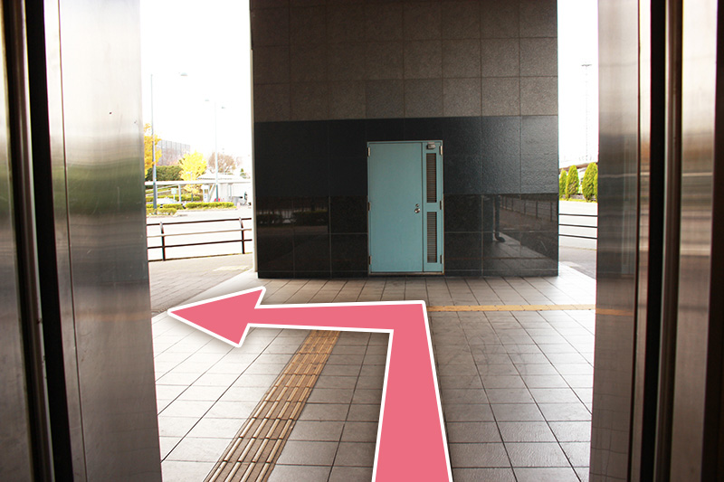 ④ エレベータを降りたら左へ曲がってください。
